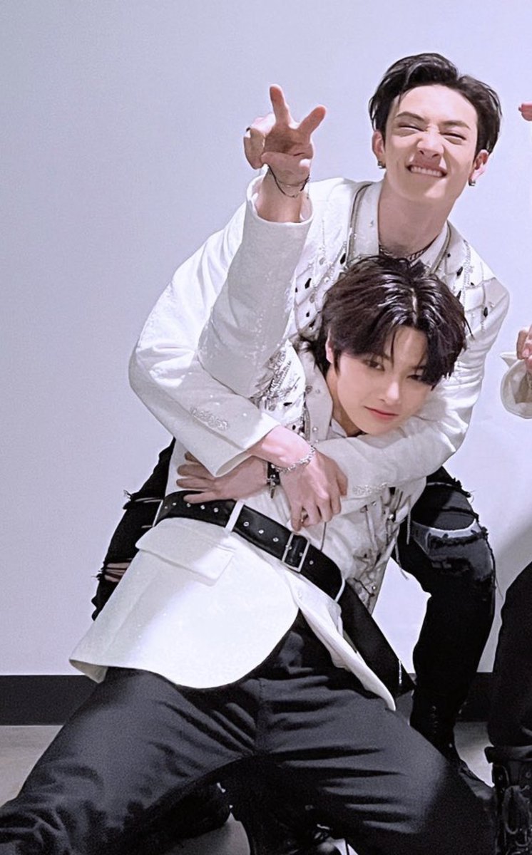 WHEN DID YOU GET SO BIG I CAN’T EVEN HUG YOU ANYMORE 😭