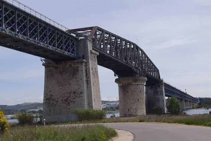KarimTouati_'s tweet photo. Engagées de nuit pour permettre la circulation des trains en journée sur la Côte Bleue, les équipes de @SNCFReseau remplacent les 2 954 traverses du viaduc de Caronte (13), les rails, et remettent en peinture des zones sous les traverses. 
Photos N/B de Fred Gaspard👍 https://t.co/iOu7rxwSVO