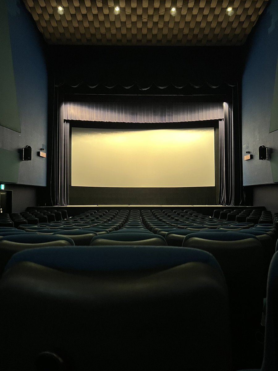 意を決して…
打ち合わせが東映さんだったので…
東映の映画館で…
古い映画館いいすなー 