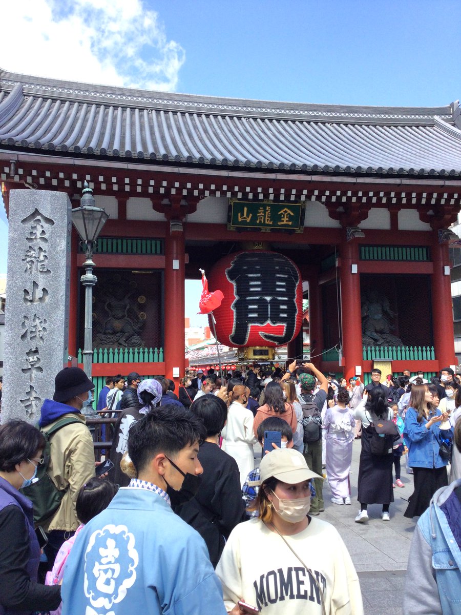 今日の浅草寺雷門です。 ものすごい人出で、まるでお祭り騒ぎ、いろんな国の言葉が飛び交っていました。 浅草に賑わいが戻ってうれしい半面、近寄ることすら難しい状況に 一抹の寂しさを覚えています。 ついにコロナ禍のトンネルを抜けたのですね。