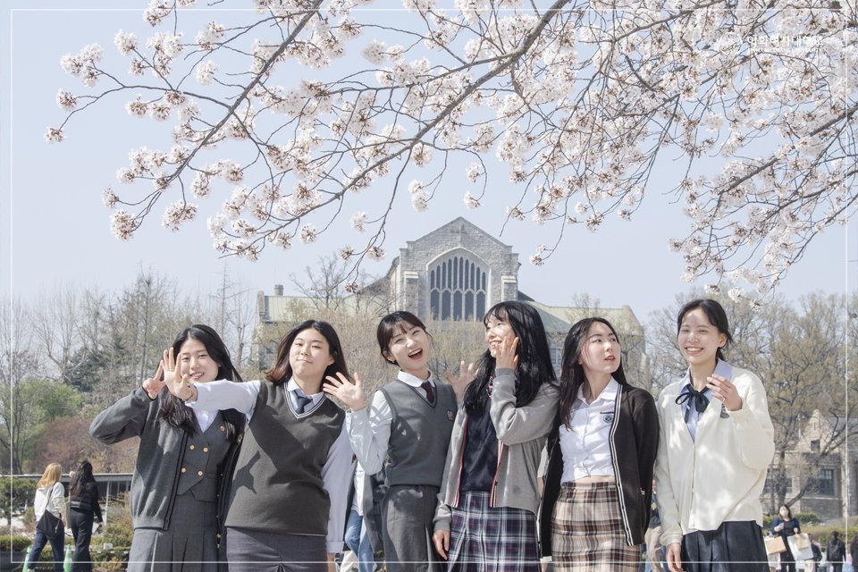 EwhaWomansUniv's tweet photo. πΈ Cherry blossom season! Enjoy spring at the photogenic Ewha campus with the season-limited engraved calligraphy!
#cherryblossomspot #engravedcalligraphyspot #colorfulcampus #springatewha #bestpicever #sketchofspring #springatcampus #EwhaWomansUniversity #EWHA #UNIV https://t.co/sDQMaKAYxF