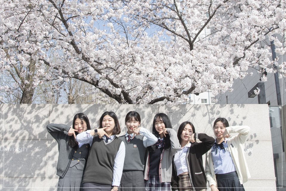 EwhaWomansUniv's tweet photo. πΈ Cherry blossom season! Enjoy spring at the photogenic Ewha campus with the season-limited engraved calligraphy!
#cherryblossomspot #engravedcalligraphyspot #colorfulcampus #springatewha #bestpicever #sketchofspring #springatcampus #EwhaWomansUniversity #EWHA #UNIV https://t.co/sDQMaKAYxF