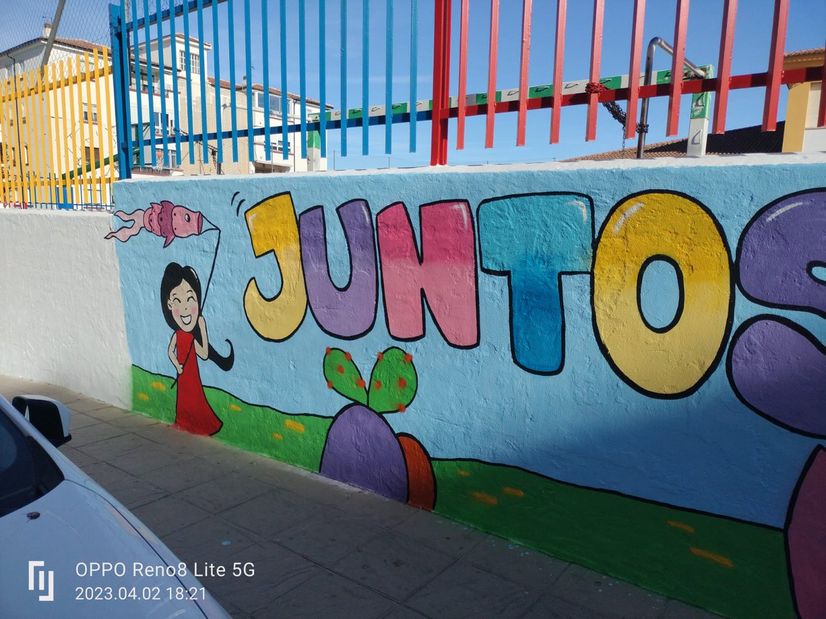 JMARTINPINZON's tweet photo. Nuestro cole se pone guapo. Gracias al Programa Impulsa nuestros alumnos/as de 3 ciclo decoran nuestro "muro de la inclusión", siguiendo las instrucciones del gran @Javi Dolera, artista urbano.
#Impulsa. https://t.co/ToLEbaXMTh