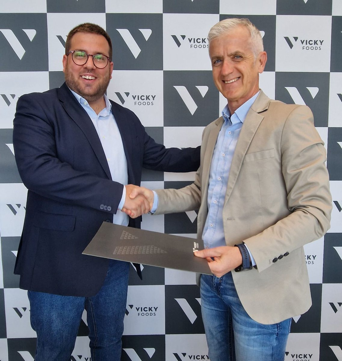 jvcastell's tweet photo. Desde la Fundación @vickyfoods junto a la Asociación Musicis Animum hemos firmado un acuerdo de #colaboración para celebrar la III edición del Campus Musical #VickyFoods que tendrá lugar del 24 al 28 de julio. El próximo 1 de mayo se abrirán las inscripciones. #FelizLunesATodos https://t.co/QHMobneYGF