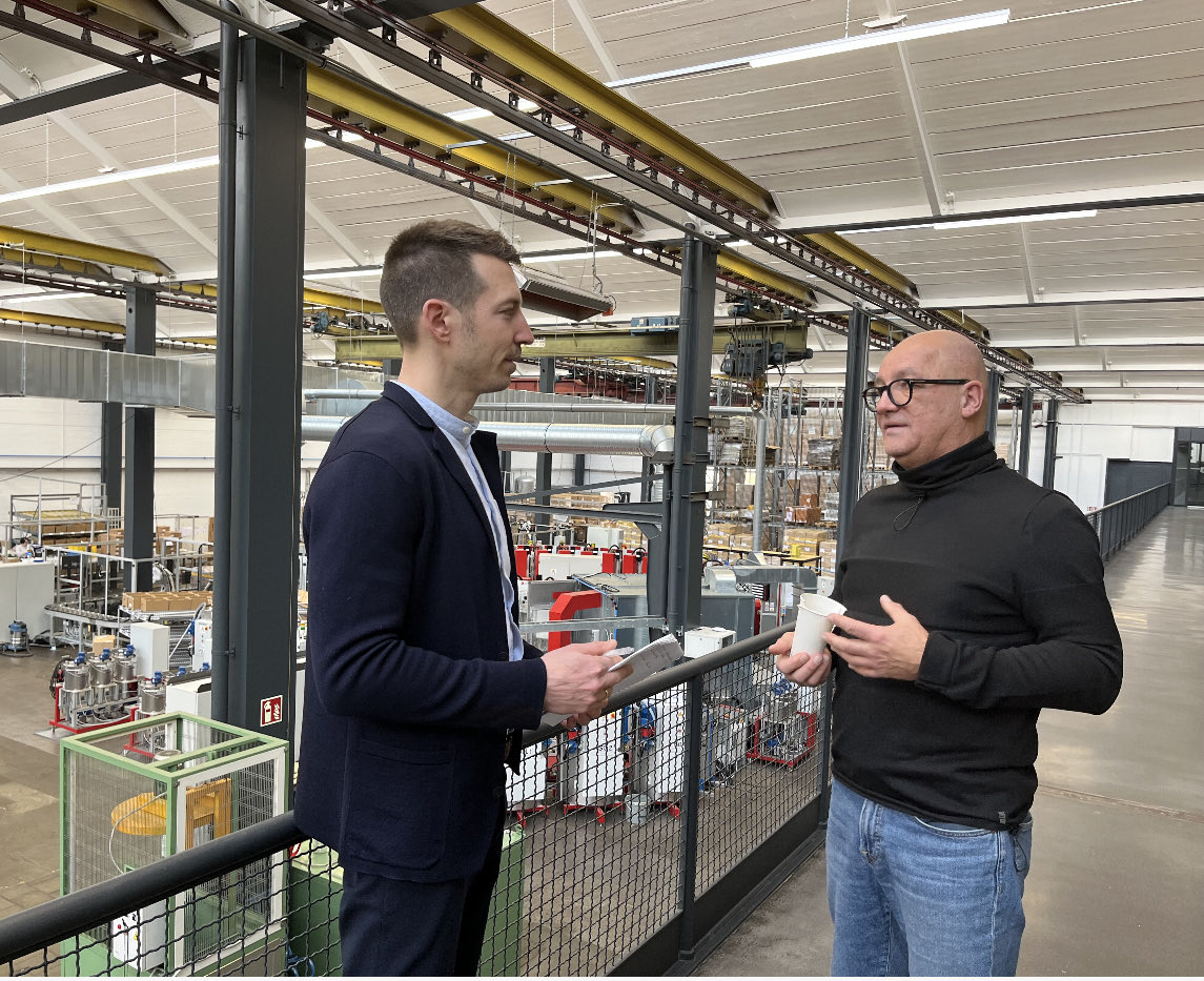 Ich war für ⁦<a href="/wiwo/">WirtschaftsWoche</a>⁩ in Pirmasens bei den Schuh-Unternehmern Jens Schmidt (r.) und Monica Schmidt. Sie wollten für #adidas Hunderttausende #Yeezy herstellen - doch als sie alles vorbereitet hatten, trennte sich Adidas von #Ye .Wie geht’s jetzt weiter? tinyurl.com/2a475f38