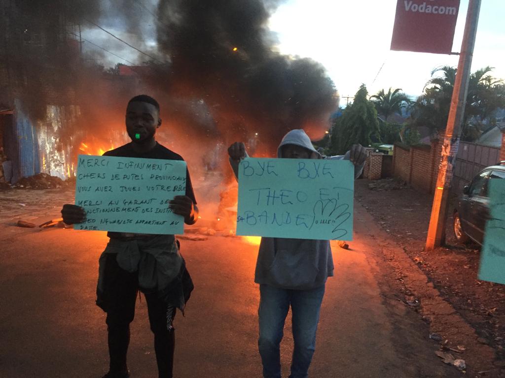 Honneurdavid1's tweet photo. 2/2 D'autres se sont mobilisés sur d'autres artères pour protester contre un éventuel retour de @TheoKASI à la tête de la province malgré sa réhabilitation par la CC de la #RDC. Ils remercient @fatshi13 . L'#Asspro a refuse également toute cohabitation. Crise continue https://t.co/e0dQZBv7ZI
