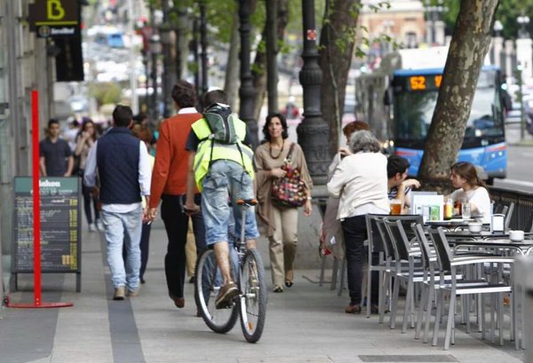 guardiacivil's tweet photo. #MétodoCansino
Las aceras son para 🚶 y no para 🚴
Los carriles bici son para 🚴 y no para 🚶

#mundocívico https://t.co/Uqbh1b5DIi