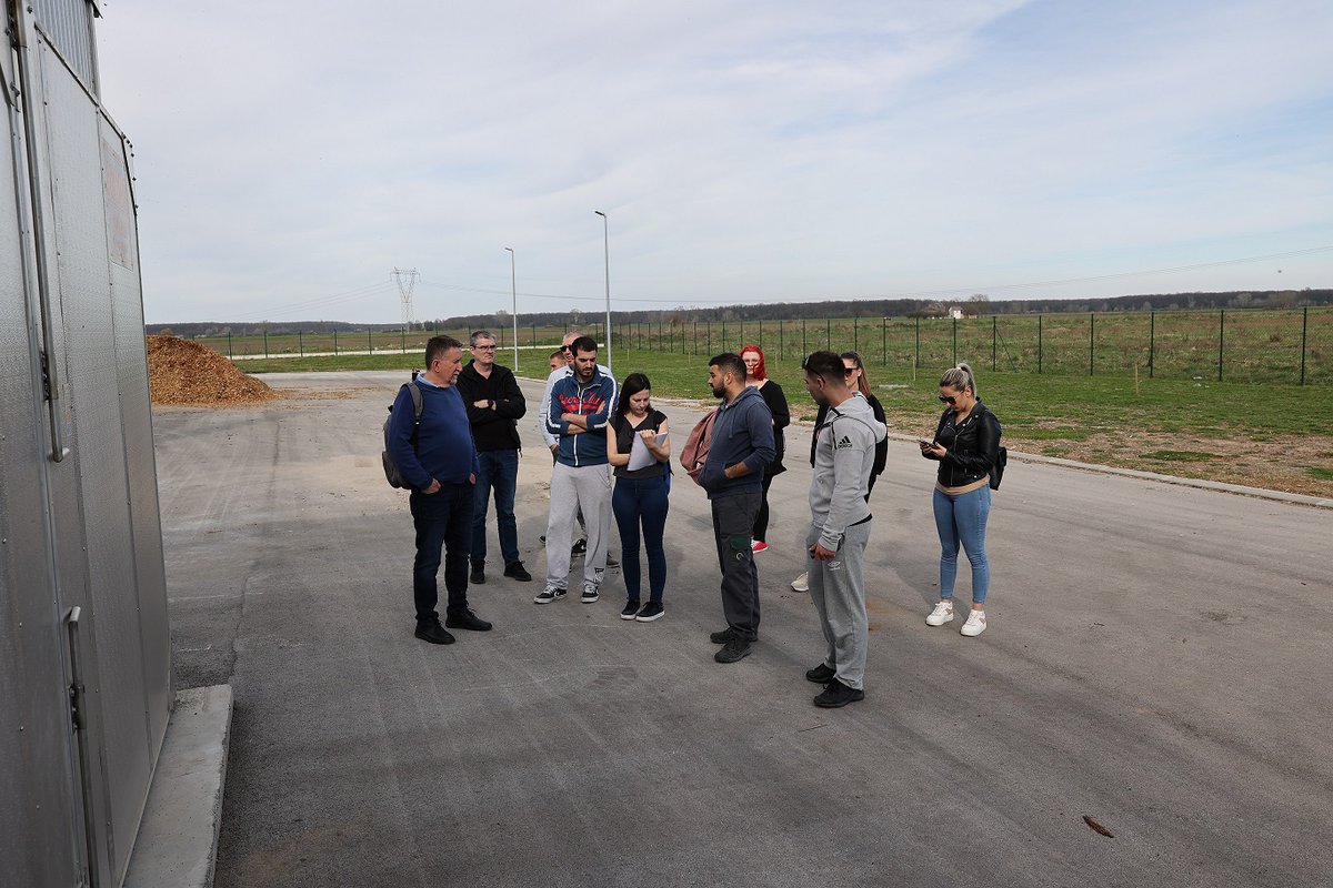 competencentre's tweet photo. 👩🎓 👨🎓Posjet studenata Centru kompetencija - održana terenska nastava iz predmeta „Specijalne metode sušenja“
👉Više na: https://t.co/c9RYt0mWBv
#cekom #CentarKompetencija #studijdrvnetehnologije #vsz https://t.co/GarKfuFxcR