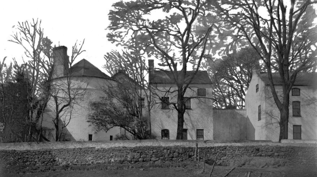 timothyferres's tweet image. #beforeandafter Bellaghy Bawn, one of the finest examples of its type in Northern Ireland, was constructed for the @VintnersCompany by Sir Baptist Jones, their agent, about 1619.
#Bellaghy #Bawn #BellaghyBawn #Ballyscullion