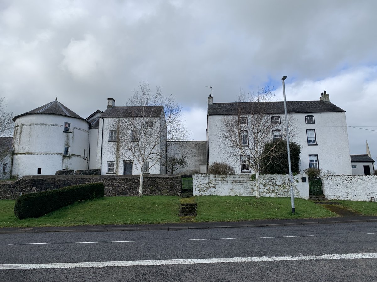 timothyferres's tweet image. #beforeandafter Bellaghy Bawn, one of the finest examples of its type in Northern Ireland, was constructed for the @VintnersCompany by Sir Baptist Jones, their agent, about 1619.
#Bellaghy #Bawn #BellaghyBawn #Ballyscullion