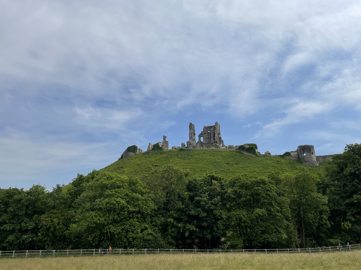 BlackmorePrint's tweet image. 📷 This month's photo, from our free printed desk calendar: 
Corfe Castle, #Dorset, taken by Martin Drake, our Client Services Manager.

Get your free calendar here: bit.ly/3AjxvVl 

#BlackmoreCalendarPhotos #carbonbalanced