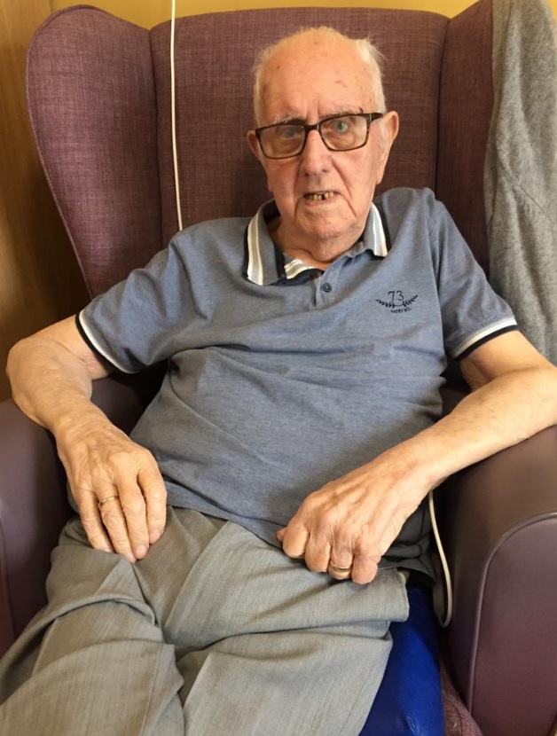 LiamThorpECHO's tweet photo. This is 95-year-old Harry Lyness, he's rarely been ill in his life &amp; has always tried to live independently 

Recently he had a fall at his care home and was taken to hospital for a scan. What he experienced highlights the crisis that continues to engulf our NHS 🧵 https://t.co/Wh9FLfX6OX