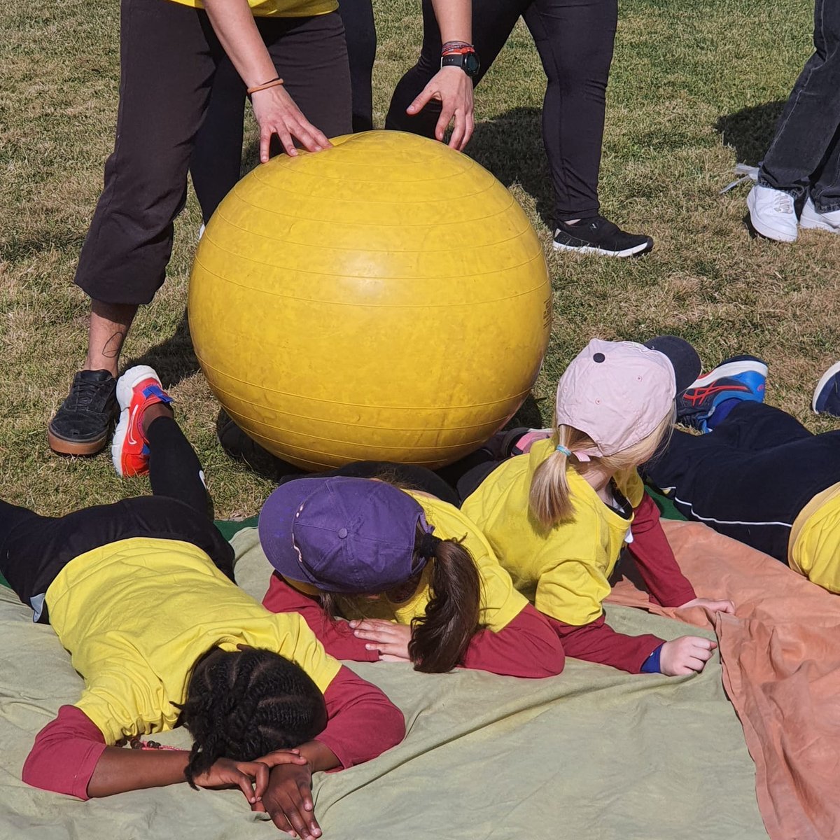 ImmaVedruna's tweet photo. Com cada any, hem participat a les Jornades Esportives "Una Escola per Tothom" organitzades per l'Associació Joc Viu. 
Hi ha participat alumnat de #3rPRIM #1rESO i #1rPRIM (que podeu veure a les imatges al Centre Esportiu Municipal Can Dragó)
#Vedrunaalteucostat https://t.co/VceMm9De7k