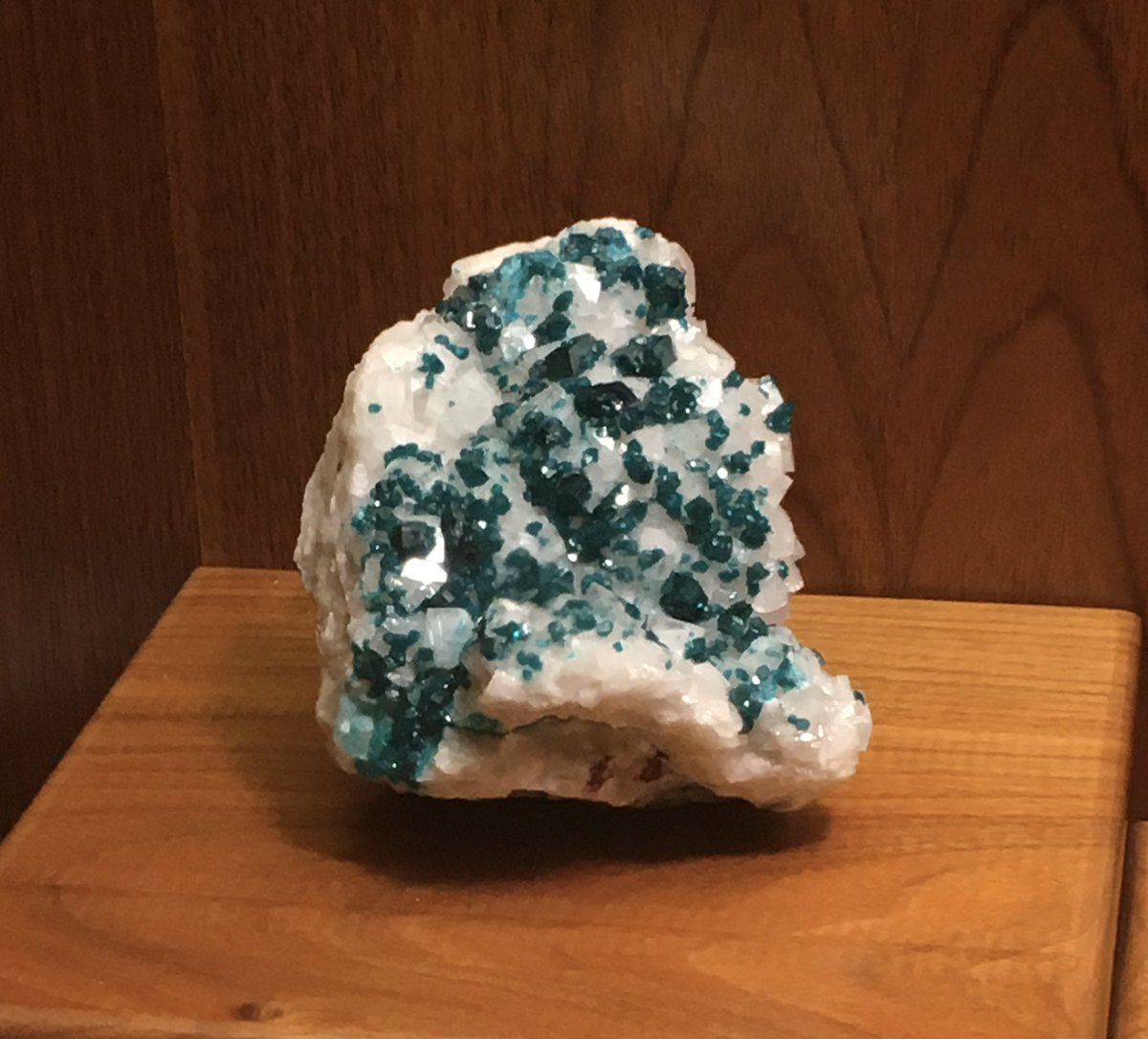 Happy belated Geologist Day!! Check out one of my favourite minerals: dioptase. Nothing beats that colour! 

#MineralMonday #GeologistsDay #GeoscienceTwitter