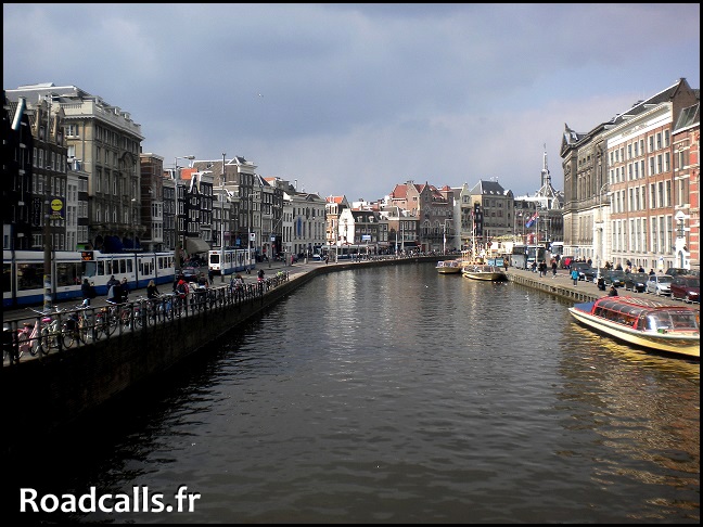roadcalls's tweet photo. Il y a 10 ans jour pour jour je découvrais #Amsterdam dans un froid glacial. J'ai jamais réussi à dire si j'aimais ou pas cette ville, partagé entre la beauté des lieux et l'ambiance très particulière (des coffee-shops, des néons rouges, ...). En tout cas le temps file ! https://t.co/kBkBKe5WvI