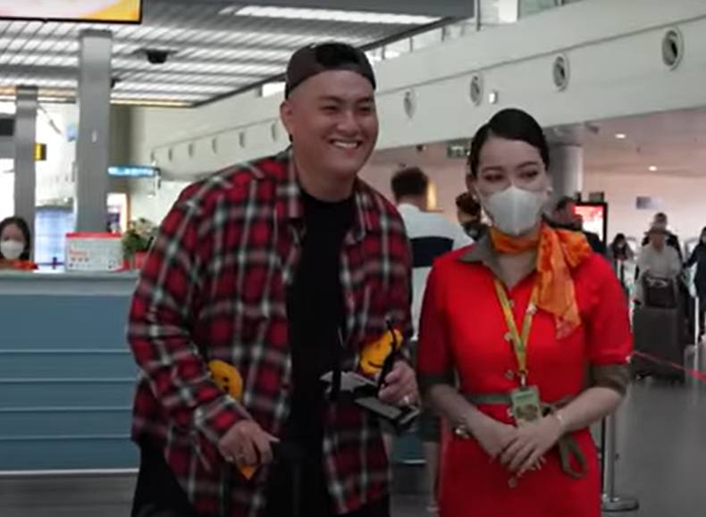 Alberto_Vietnam's tweet photo. @TamayoStuff se infiltra en aerolínea asiática. 
¡Verdaderamente parece vietnamita! https://t.co/HWnwVTSsW3