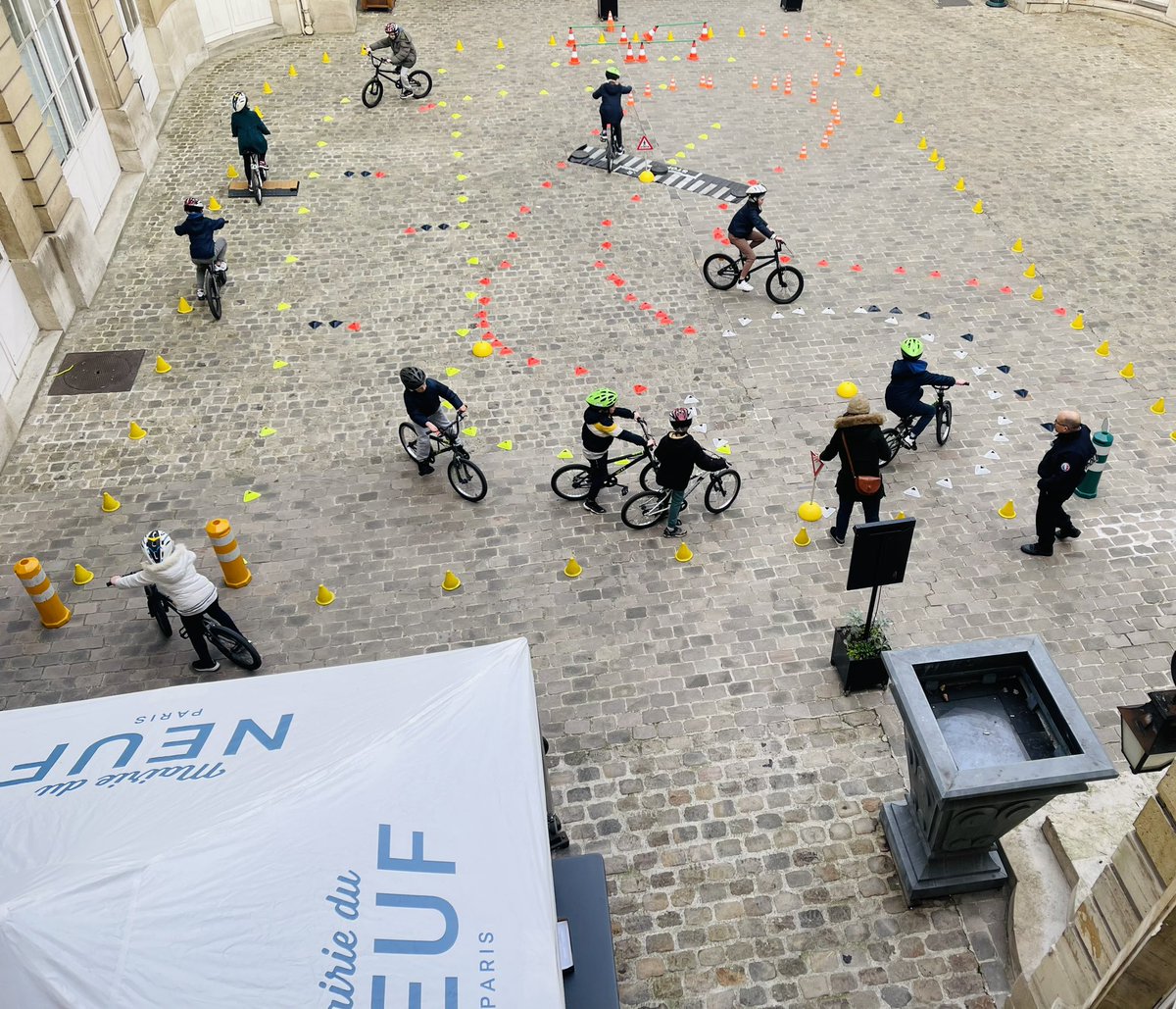 🚴‍♀️🚦🚴L’édition 2023 de la formation du « Bon cycliste » aux élèves de CM2 de #Paris9 a commencé. Une formation théorique et pratique essentielle en partenariat avec la @prefpolice pour les sensibiliser à la #securiteroutière @dburkli @Lelievremaud @sdulermo @aguillem1 @JBGardes