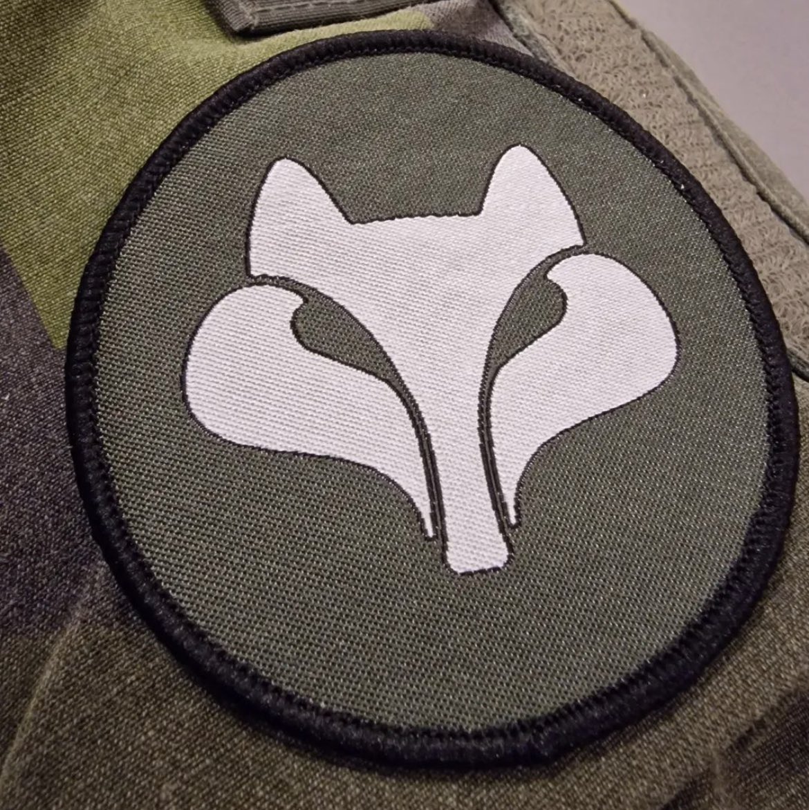 HerrFlax's tweet photo. När krigsförbanden inte får annan samlande symbol än en liten ruta med ”1./2./3.helikopterskvadron” att bära, så blir det såhär istället. Man skapar eget!

Förbandsanda, symbolik o traditioner växer underifrån. Det måste finnas en acceptans för detta. Det går ej att beordra bort! https://t.co/JavPxLkPOj