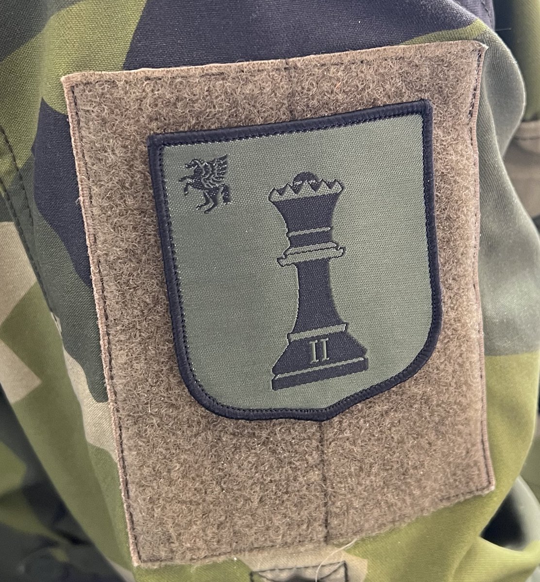HerrFlax's tweet photo. När krigsförbanden inte får annan samlande symbol än en liten ruta med ”1./2./3.helikopterskvadron” att bära, så blir det såhär istället. Man skapar eget!

Förbandsanda, symbolik o traditioner växer underifrån. Det måste finnas en acceptans för detta. Det går ej att beordra bort! https://t.co/JavPxLkPOj