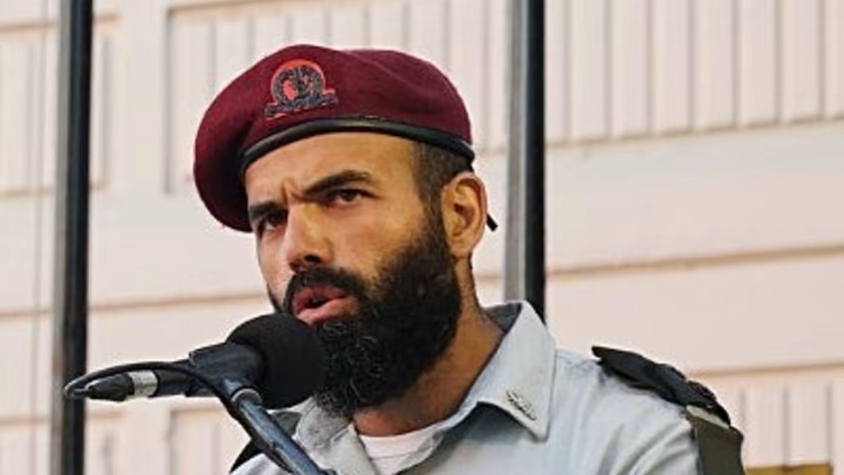 Meet Ben-Gvir's pick to head #Israel's "National Guard": LTC Avinoam Emunah, who infamously told IDF soldiers in the 2014 war:

"It’s much less pleasant tonight to be an Arab."
"They often run away, kill them as they flee."
"Smile, guys! You should enjoy it... Try to enjoy it!"🧵