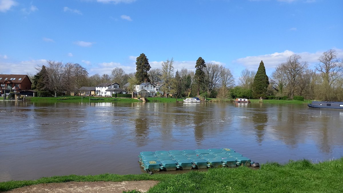 GaryShed's tweet photo. A Sunday cycle in Walton-on-Thames is a far cry from the streets of South London..... fewer pot holes and way fewer cars! https://t.co/Uh2u6HUk16