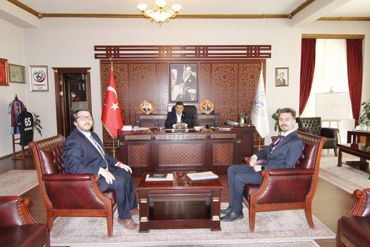 Kaymakamımız Dr. <a href="/nmehmetbeyoglu/">Dr. Nuri MEHMETBEYOĞLU</a>; 27-29 Nisan 2023 tarihlerinde ilçemizde gerçekleştirilecek olan "Erciş Bilim Bendi, TÜBİTAK 4007 Bilim Şenliği" hakkında İngilizce Öğretmeni Mesut Üstün ve Bilişim Teknolojileri Öğretmeni Ahmet Kemal Yıldız ile makamında görüşme gerçekleştirdi.