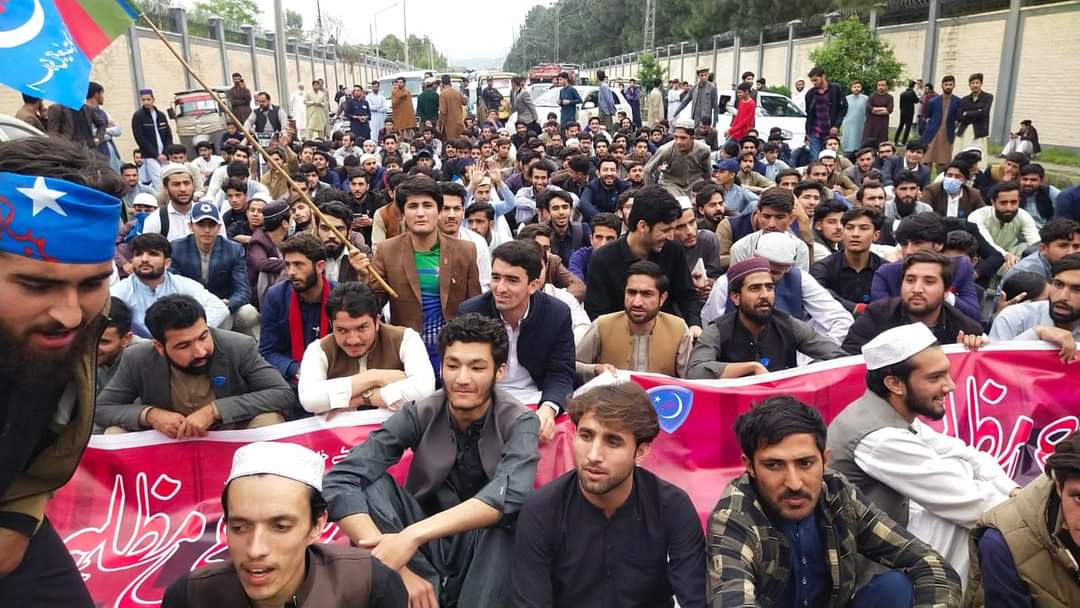 jamiatatd's tweet photo. اسلامی جمعیت طلبہ جامعہ ملاکنڈ کے تحت ملاکنڈ یونیورسٹی میں ''آزادی اظہار رائے'' پر پابندی کے خلاف احتجاجی مظاہرہ، جو بعد میں دھرنے میں تبدیل ہوا۔ مظاہرے سے ناظم اسلامی جمعیت طلبہ برادر وسیم حیدر نے خطاب کیا 
کامیاب مذاکرات کے بعد دھرنے کو ختم کیا
#FreedomOfSpeech
#ijtATD_23 https://t.co/Bjk48gegGL