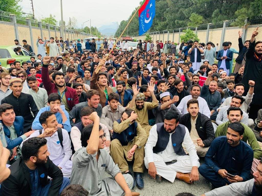 jamiatatd's tweet photo. اسلامی جمعیت طلبہ جامعہ ملاکنڈ کے تحت ملاکنڈ یونیورسٹی میں ''آزادی اظہار رائے'' پر پابندی کے خلاف احتجاجی مظاہرہ، جو بعد میں دھرنے میں تبدیل ہوا۔ مظاہرے سے ناظم اسلامی جمعیت طلبہ برادر وسیم حیدر نے خطاب کیا 
کامیاب مذاکرات کے بعد دھرنے کو ختم کیا
#FreedomOfSpeech
#ijtATD_23 https://t.co/Bjk48gegGL
