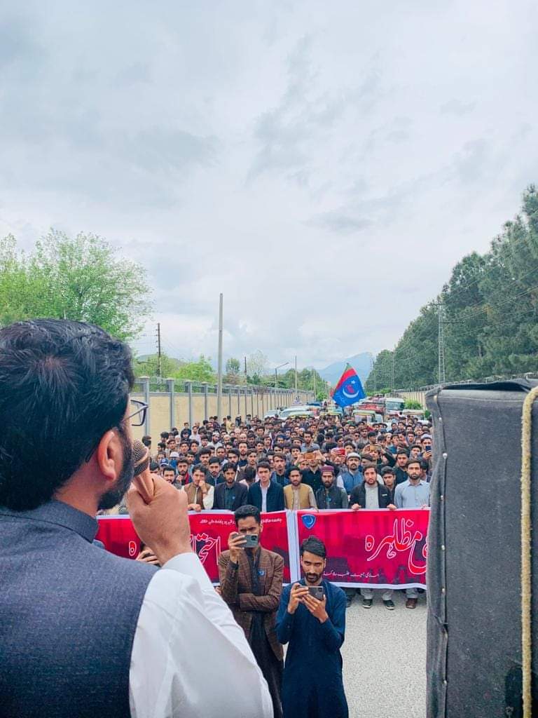 jamiatatd's tweet photo. اسلامی جمعیت طلبہ جامعہ ملاکنڈ کے تحت ملاکنڈ یونیورسٹی میں ''آزادی اظہار رائے'' پر پابندی کے خلاف احتجاجی مظاہرہ، جو بعد میں دھرنے میں تبدیل ہوا۔ مظاہرے سے ناظم اسلامی جمعیت طلبہ برادر وسیم حیدر نے خطاب کیا 
کامیاب مذاکرات کے بعد دھرنے کو ختم کیا
#FreedomOfSpeech
#ijtATD_23 https://t.co/Bjk48gegGL