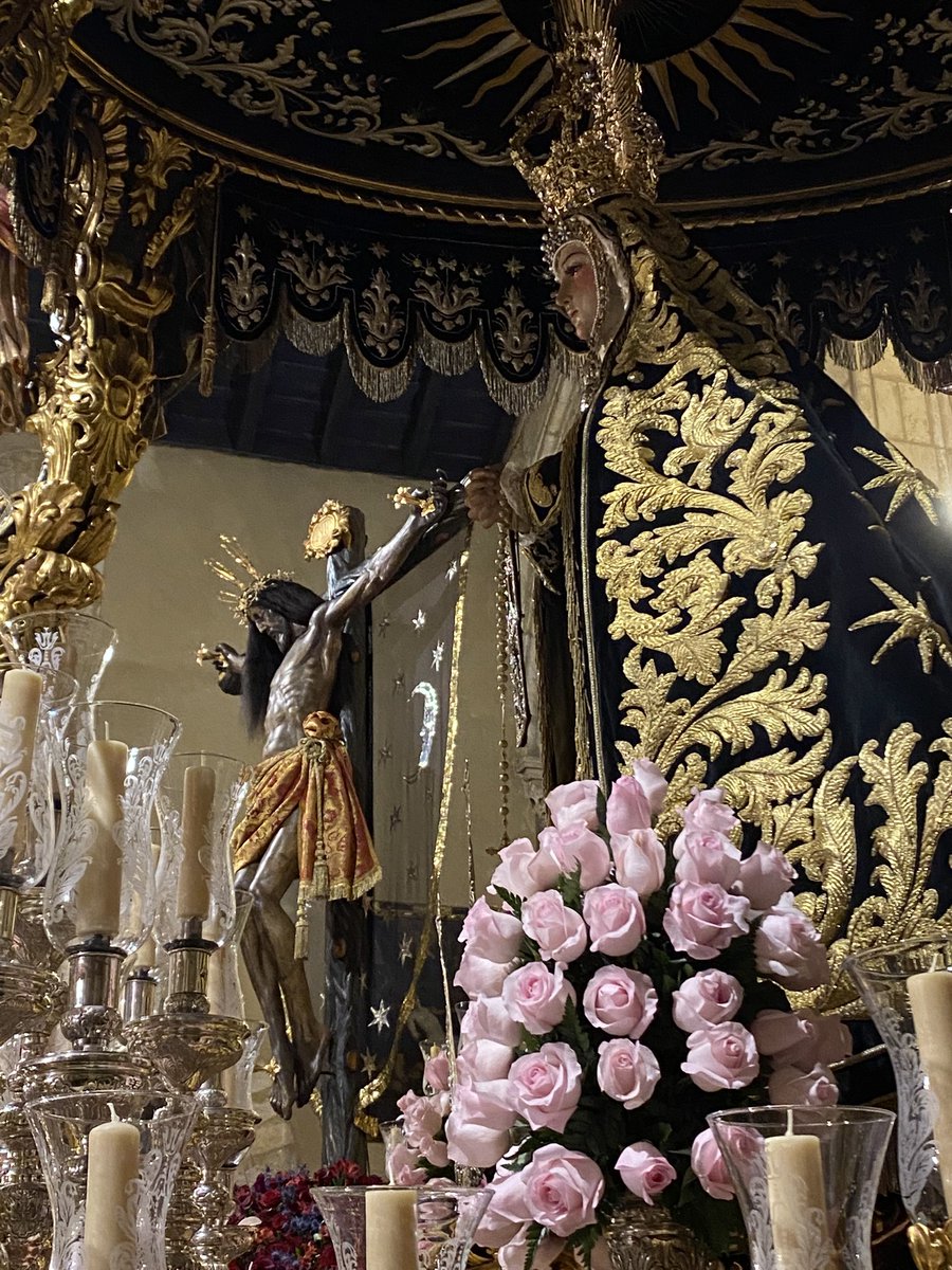 Nuestros Sagrados Titulares ya se encuentran en sus pasos a la espera de que se abran las puertas de San Lorenzo y de comienzo una nueva estación de penitencia.

Además del estreno de los faldones del paso del Stmo. Cristo también se encuentran con un exorno floral único.