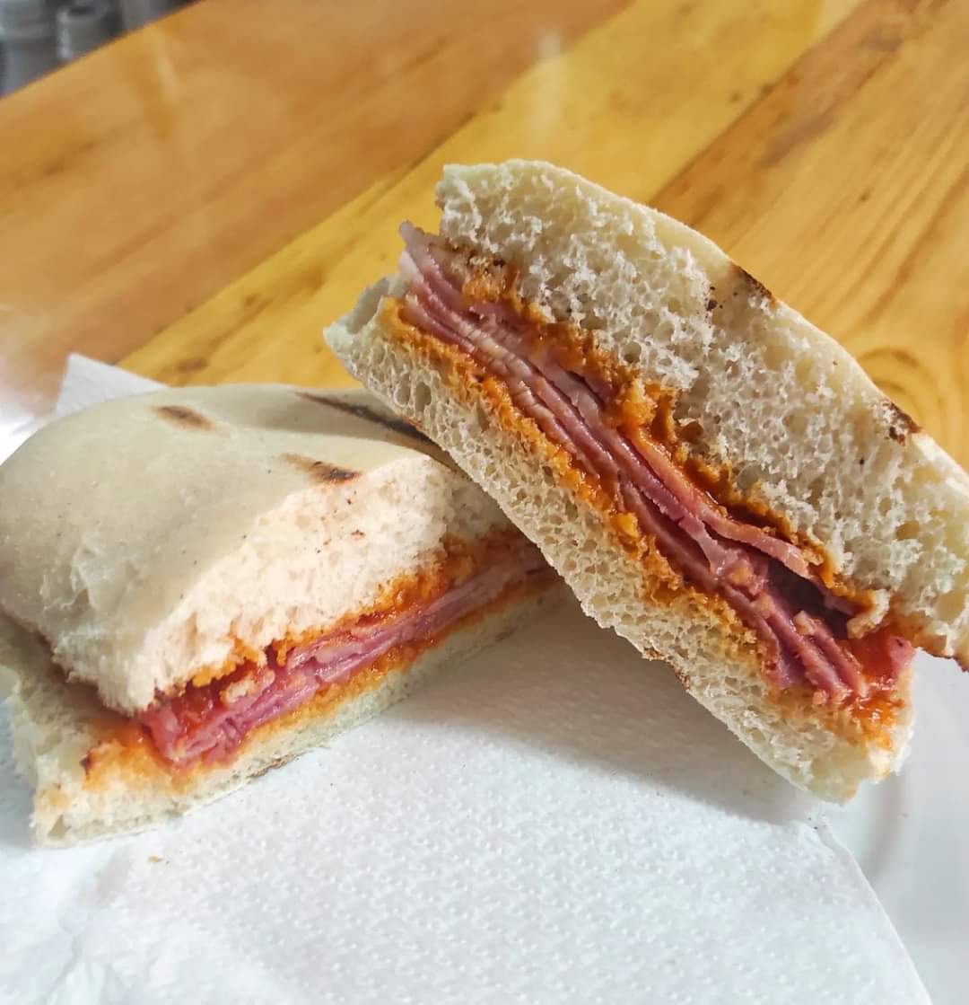 BarCafeCentro's tweet photo. La última incorporación al equipo, EL CANARIO. Nuestro compatriota consta de 💥 PATA AHUMADA 💥 con su rica salsa canaria llamada 💥 MOJO PICÓN 💥
.
#foodblogger #mojopicon #mojopicón #bocadillos #cenassaludables #cenasana #bocadillo #pataahumada #pata #bocadillosespañoles https://t.co/smVHMl7WNe