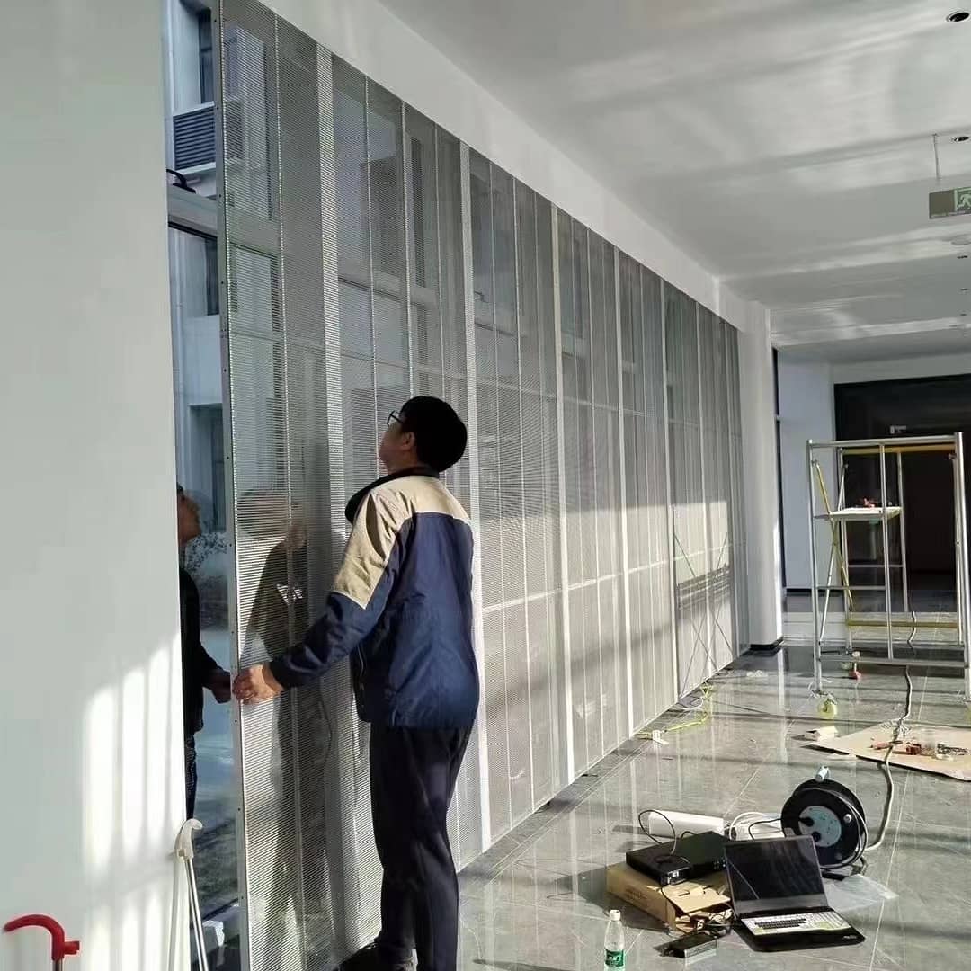 KinlonLed's tweet image. Transparent LED screen with silver aluminum profile cabinet.
#ledtransparencescreen 
#transparentleddisplay 
#leddisplay 
#leddigitalsignage 
#ledwalls 
#ledscreen