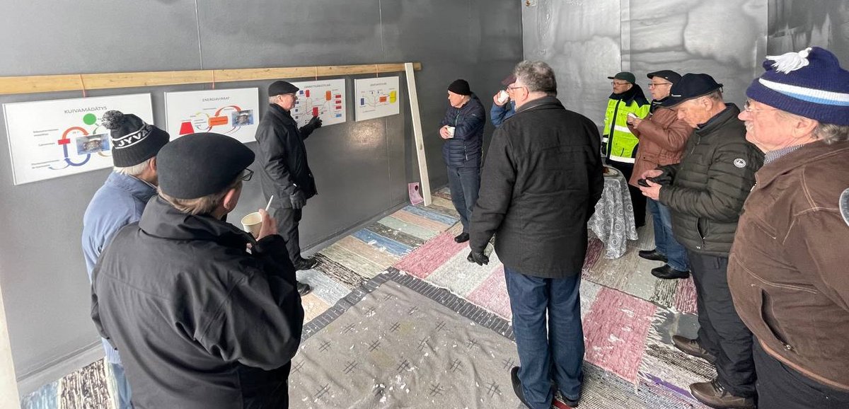 Muuramelaisia yrittäjiä tutustumassa pienen mittakaavan kuivamädätyslaitokseen. Kuvassa olevaa panosreaktori täytetään vierailun jälkeen nurmella panosmädätystä varten. #biokaasu #maaseutu