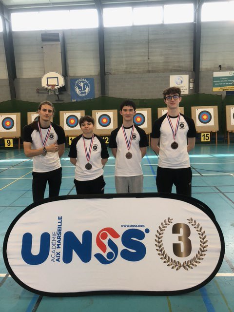 Félicitations aux collégiens et aux lycéens de Jacques-Decour à #Paris9 qui ont brillé la semaine dernière au championnat de France UNSS de tir à l’arc 🏹 en décrochant deux médailles de bronze cc @aguillem1 @dburkli