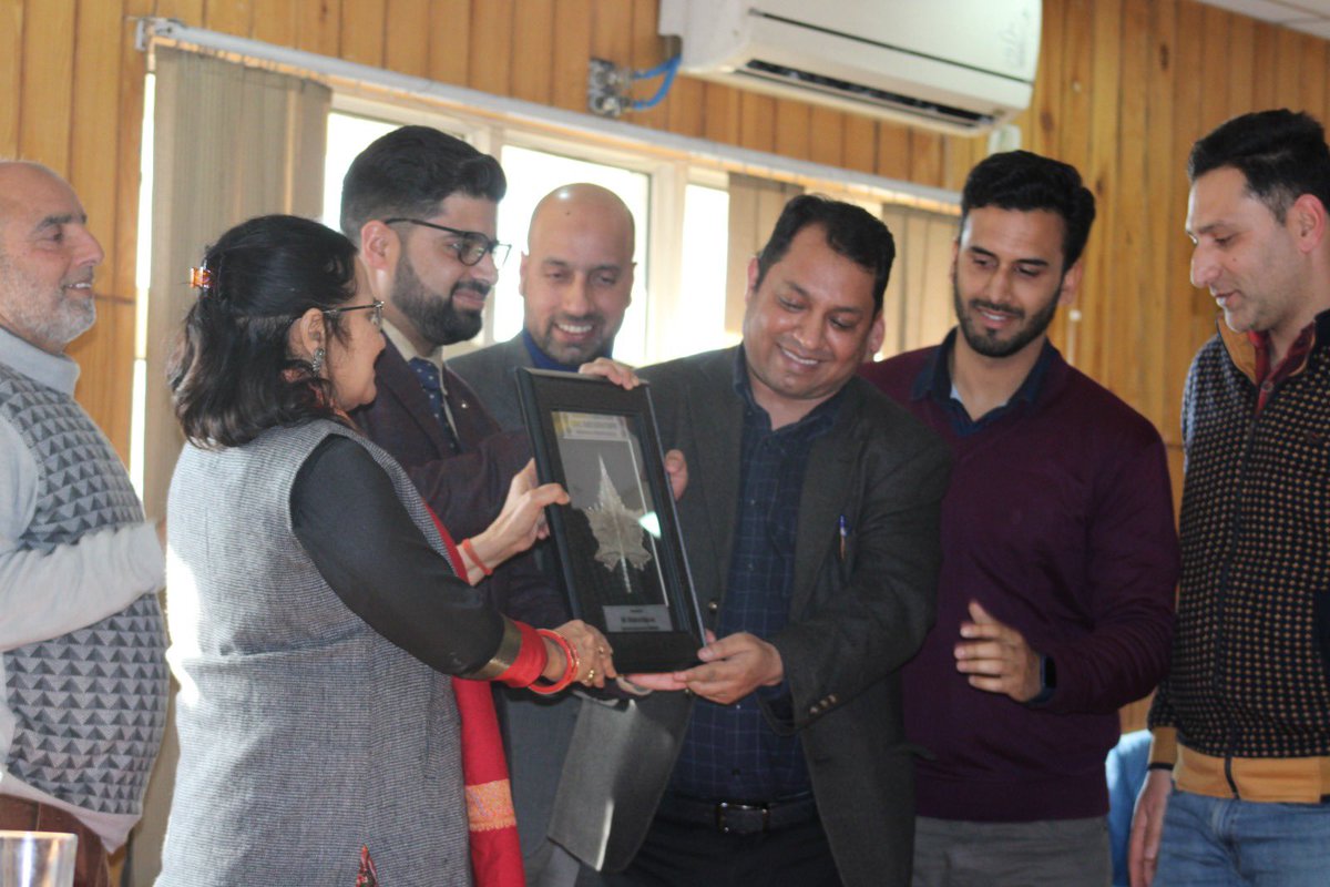 JK_GST_JK's tweet photo. #Kartavya | A Tax awareness Initiative #ExemplaryPerformance | Waseem Raja, JKAS, Assistant Commissioner State Taxes Department felicitated alongwith his team for praiseworthy performance during the financial year 2022-23. @rashmisinghIAS @Adcomstskmr https://t.co/UbJFyeWcMx