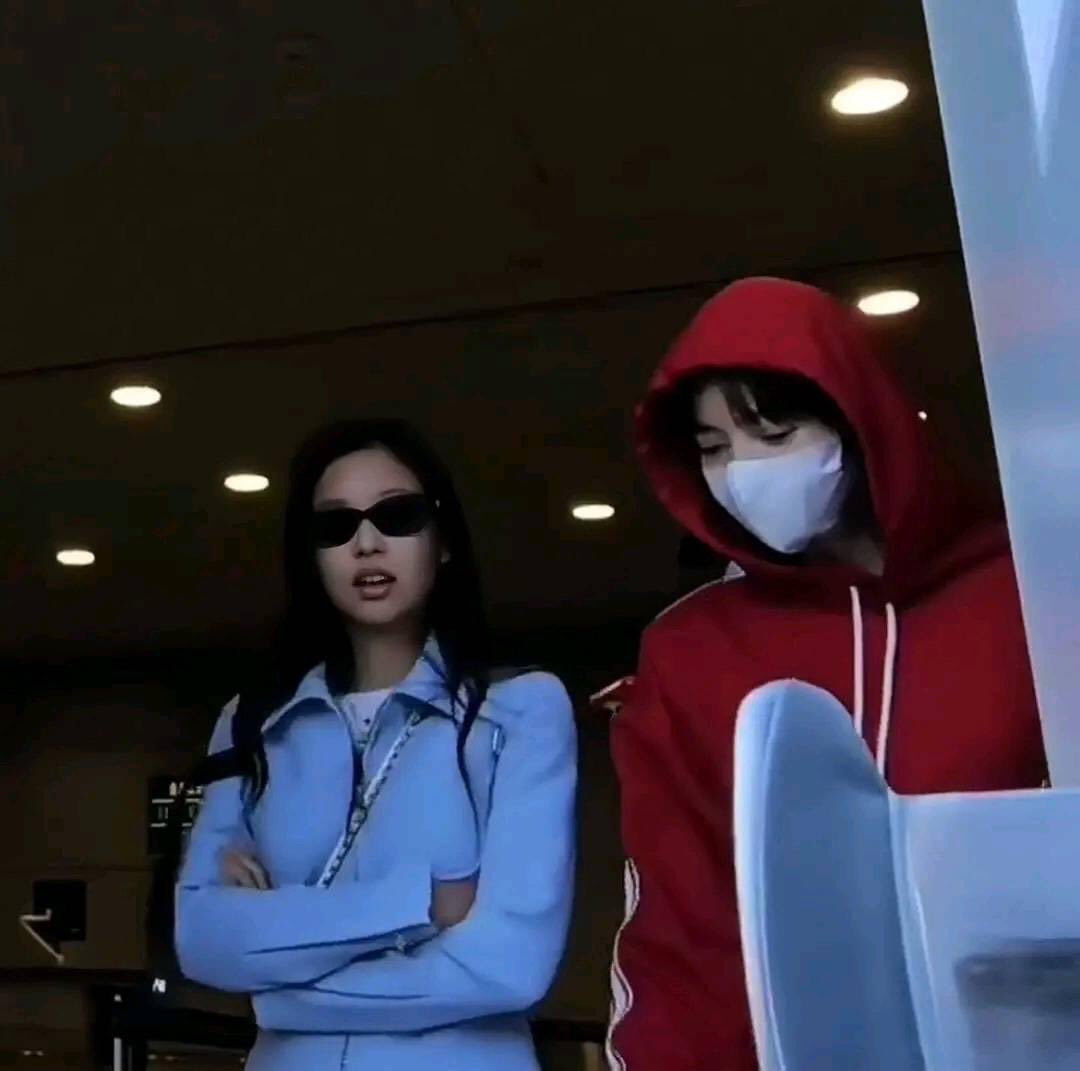 bumblebulbb's tweet photo. มีโมเม้นมาเคาะฝาโลงชิปเป้อแล้วค่ะ! #JENLISA https://t.co/Huu5rDnidw