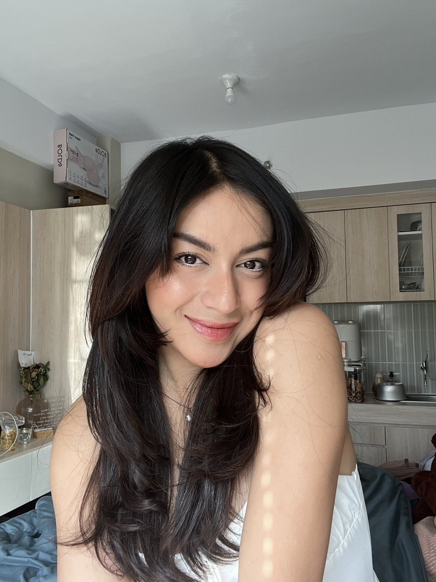 cxnnamonroll's tweet photo. what a beautiful day to post a golden hour selfies 🤍☀️ https://t.co/wEppXHB5zu
