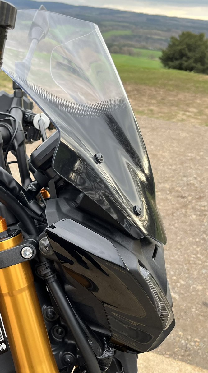 MotoCatz99's tweet photo. Loving the Clear #MRAScreen on my #MT09SP it compliments the bike and offers good wind protection. https://t.co/BdAyAUUI3c
