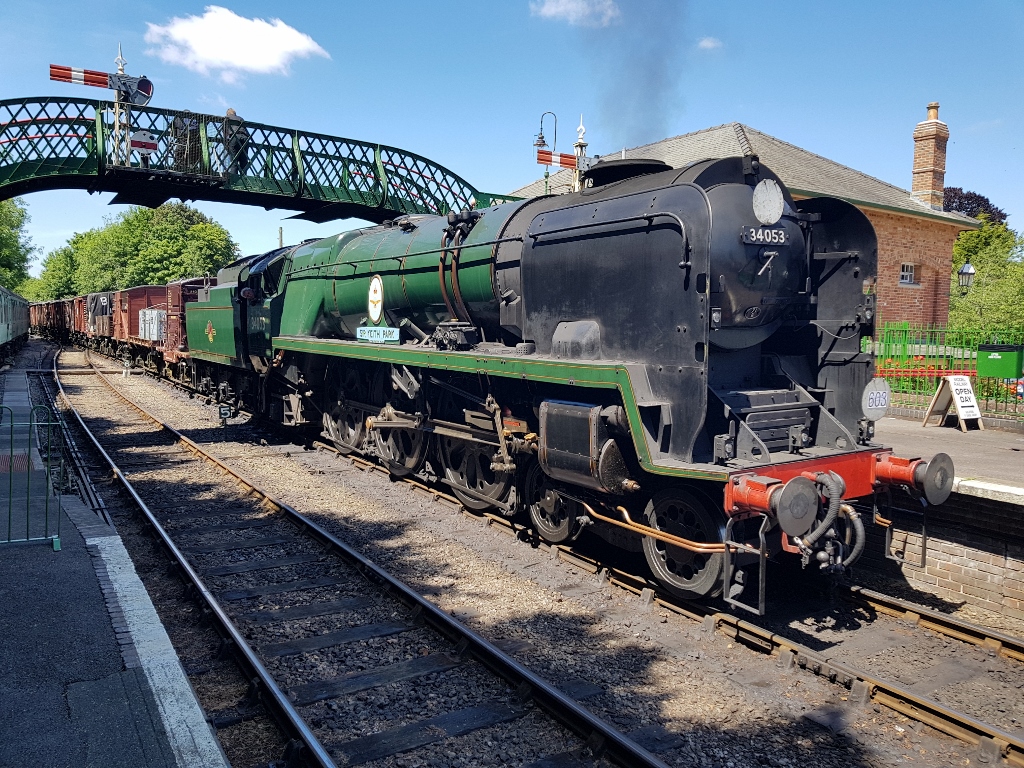 ShowMeJourneys's tweet photo. Reading this was a lovely start to the week, but why include only six on the list? 
But if we're playing that game my Top 6 are The Bluebell, Great Central, Mid-Hants, NYMR, Severn Valley &amp; The Worth Valley😃
https://t.co/Mz02oBh2NX https://t.co/1PZKzAYcq3
