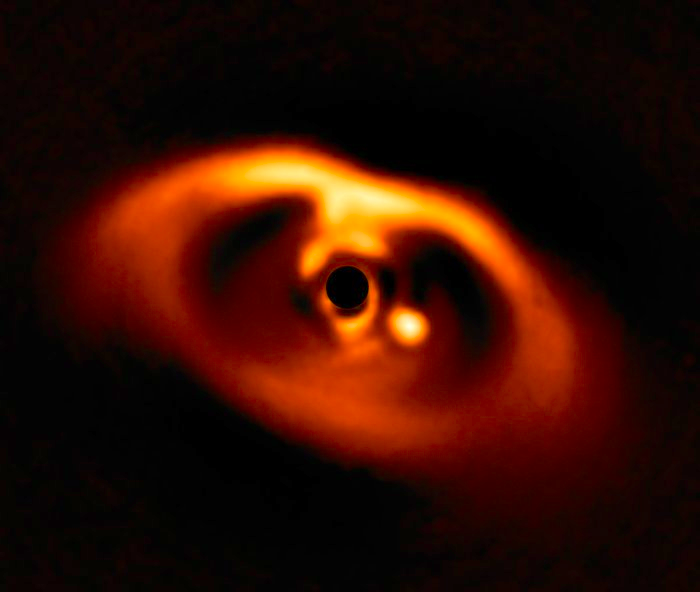 EricLagadec's tweet photo. Vous voyez le point brillant, à droite du centre de l'image. C'est la première image jamais obtenue d'une planète en train de se former.
 On a fait cette image en 2018 avec l'instrument @SPHERE_outreach .
Thread rapide 👇
© ESO/A. Müller et al. https://t.co/octI2ZzqjA