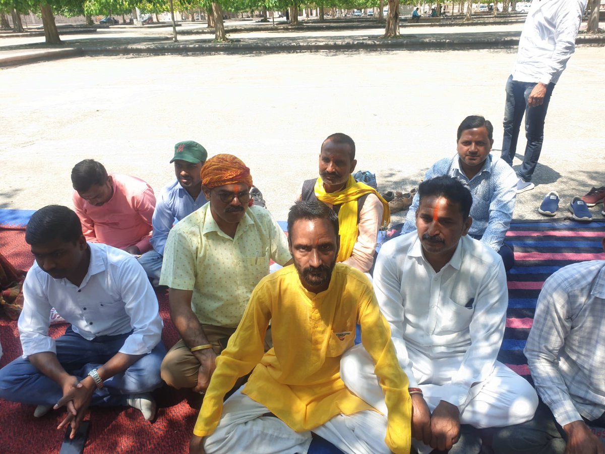 2 अप्रैल को यूपी में लखनऊ की धरा पर ब्राह्मण शिरोमणि श्री कृपानिधान तिवारी जी के नेतृत्व में पांच सूत्री मांगों को लेकर #ब्राह्मण समाज द्वारा हुआ संयुक्त धरना। इसे सफल बनाने के लिए इसमें सम्मिलित सभी ब्राह्मण भाई व बहनों का अभिनंदन🥰
#ब्राह्मण_संरक्षण_एक्ट_बनाओ 
#जय_भगवान_परशुराम