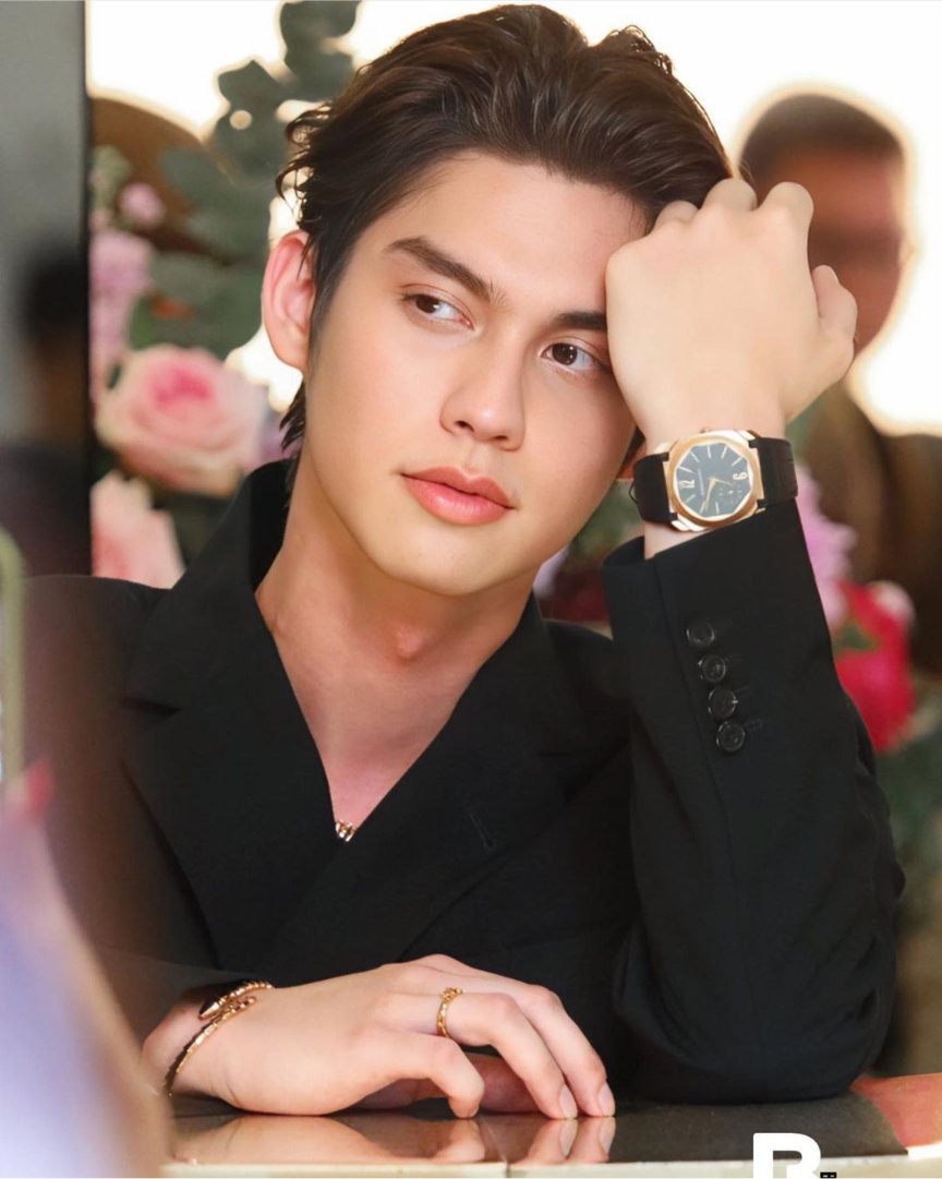 Taken 4 #BulgariSerpenti75 media, but this pic looks ready to print already. B looks divine, no glare in BVLGARI watch face, pure perfection👌 just crop that guy out and it's good to go 😎🔥🔥🔥

#BulgariSerpenti75xBright  
#BulgariWatches #Bulgarithailand 
#bbrightvc @bbrightvc