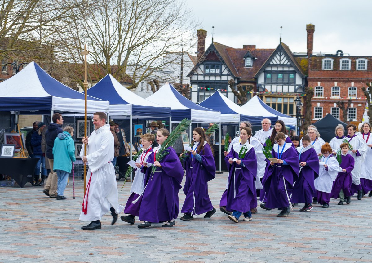 St. Thomas's Church celebrates Palm Sunday

Thank you, Terry Waldon, for the fantastic photos of the procession and Chris Formaggia for the photo of the choir on the Guildhall steps.