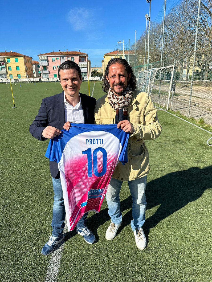 fdicos10's tweet photo. Grazie a Igor Protti per il supporto alla Nazionale Italiana Comunicazione Digitale. A Livorno con @NiccolQuattrini per la consegna della maglia
#digitalcup #pasocial #digitalepopolare @Fondazione_FID @GIVOVAofficial @hootsuite @AffideaItalia @AbacoSrl_social https://t.co/gbQehLsGMe