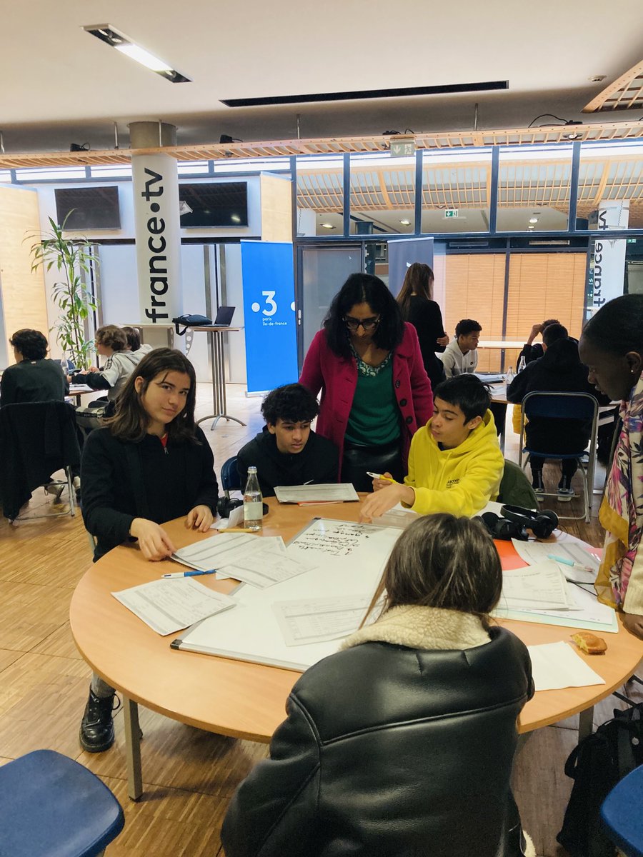 France3Paris's tweet image. Atelier pédagogique sur le conducteur du JT avec ⁦@blin_marlene⁩ ⁦@Patricialoison⁩ et les élèves du collège Jean Jaurès ⁦@montreuil⁩ 
#SPME2023 #EducMédiasInfo 
⁦@Francetele⁩ ⁦@F3Regions⁩