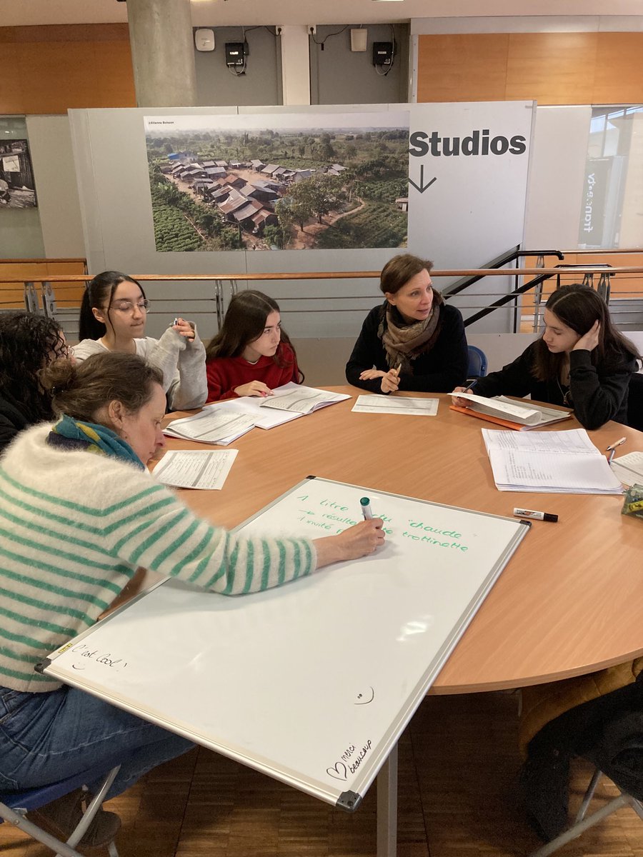 France3Paris's tweet image. Atelier pédagogique sur le conducteur du JT avec ⁦@blin_marlene⁩ ⁦@Patricialoison⁩ et les élèves du collège Jean Jaurès ⁦@montreuil⁩ 
#SPME2023 #EducMédiasInfo 
⁦@Francetele⁩ ⁦@F3Regions⁩