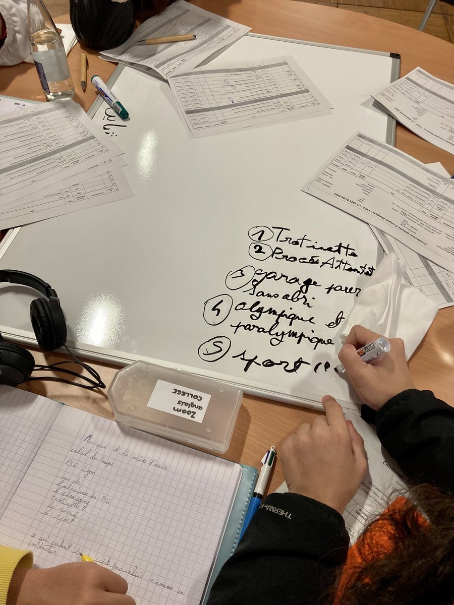 France3Paris's tweet image. Atelier pédagogique sur le conducteur du JT avec ⁦@blin_marlene⁩ ⁦@Patricialoison⁩ et les élèves du collège Jean Jaurès ⁦@montreuil⁩ 
#SPME2023 #EducMédiasInfo 
⁦@Francetele⁩ ⁦@F3Regions⁩