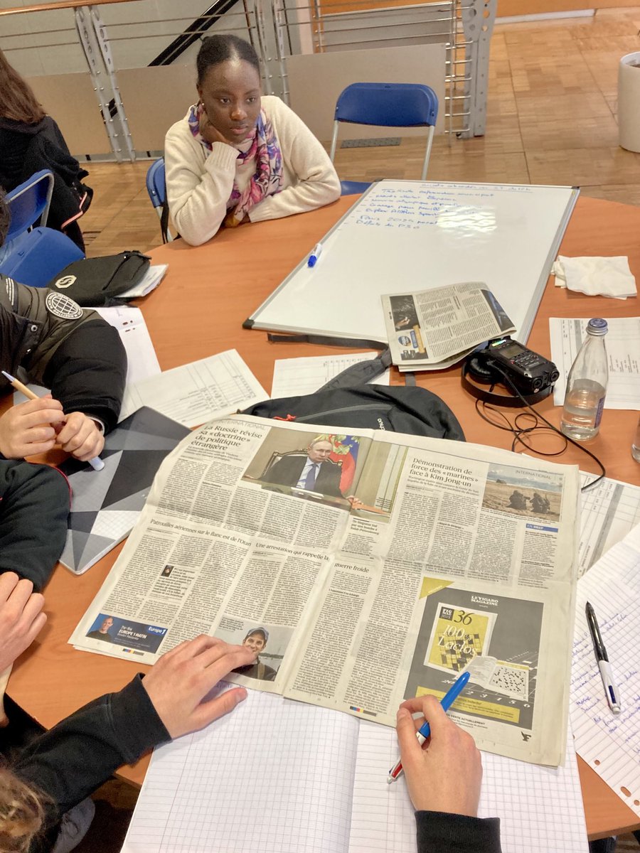 France3Paris's tweet image. Atelier pédagogique sur le conducteur du JT avec ⁦@blin_marlene⁩ ⁦@Patricialoison⁩ et les élèves du collège Jean Jaurès ⁦@montreuil⁩ 
#SPME2023 #EducMédiasInfo 
⁦@Francetele⁩ ⁦@F3Regions⁩