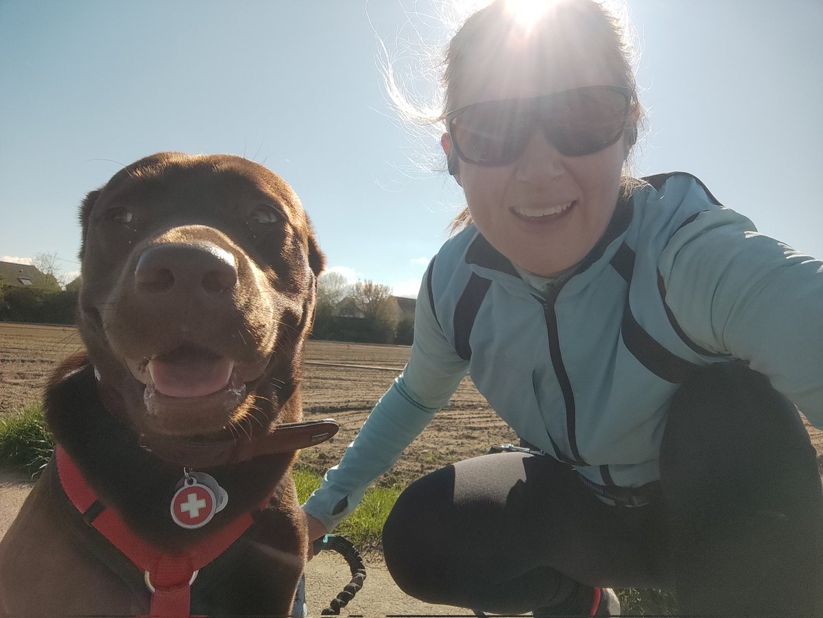 Die Sonne scheint, Zeit den inneren Schweinehund zu überwinden... #sonnescheint #cleoontour #runningwithdog