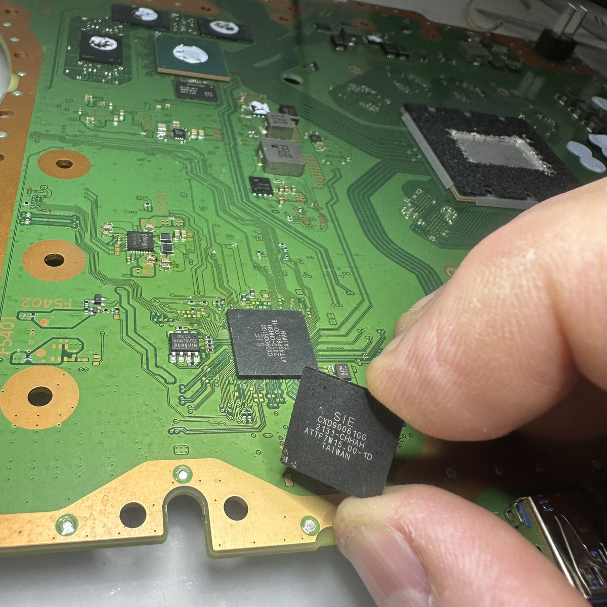 ConsolexContact's tweet photo. PS5 en CC 3.3v ça semble ok 🤞
#consolex #consolexbordeaux #reparationconsole #ps5 #bga #reballing #reballingbga https://t.co/Ei6iaYuYEr